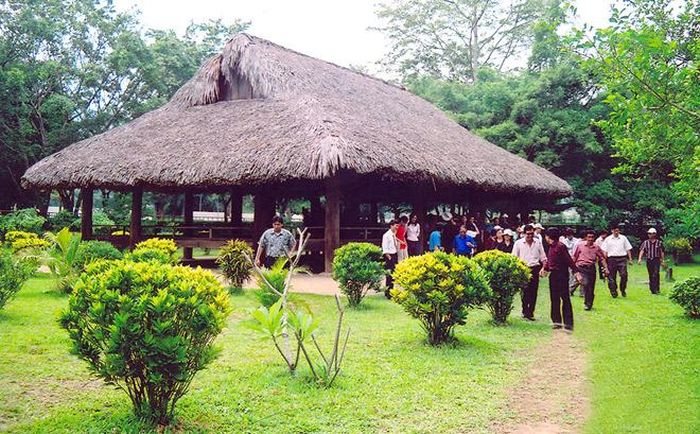 Du khách thăm Đình Tân Trào. Ảnh minh họa