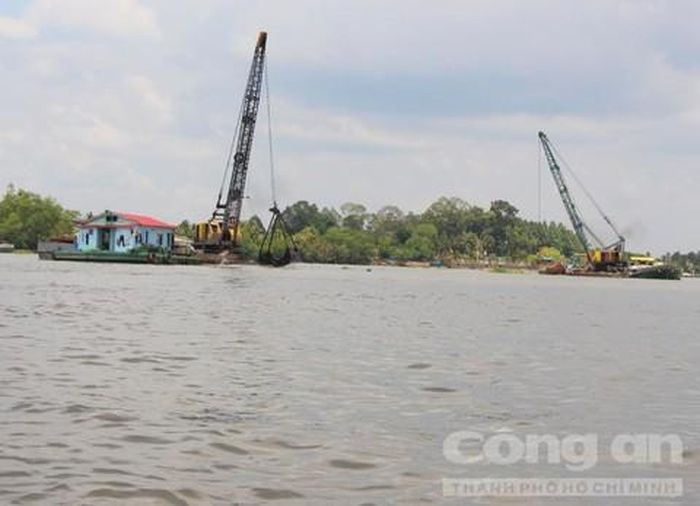 Nhiều chuyên gia cho rằng nên hạn chế cấp phép khai thác và xuất khẩu cát.