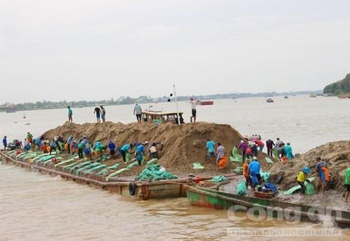 Lấp hố xoáy cạnh Quốc lộ 91 – nơi vừa xảy ra vụ sạt lở sụp ½ mặt đường, nhiều chuyên gia cho rằng cần cân nhắc.