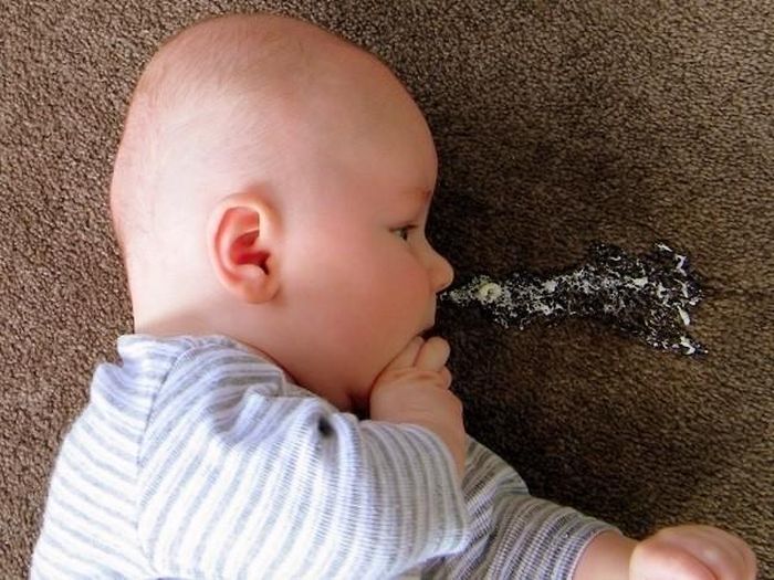 Nếu trẻ nôn liên tục trong 24h thì cần đi khám sớm. Ảnh minh họa