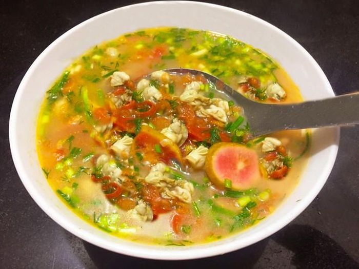Con hà cồn là loại đặc sản nổi tiếng riêng có của vùng sông Chanh - một nhánh của sông Bạch Đằng huyện Yên Hưng, tỉnh Quảng Ninh. Chúng sống bám vào các dải đá dưới lòng sông và kết vào nhau thành tảng như san hô. Ảnh: Internet.