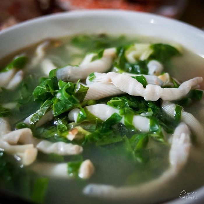 Canh sá sùng lá lốt: Đây là món đặc biệt thơm ngon, bổ dưỡng không thể không nhắc đến khi “điểm mặt” các đặc sản ở Vân Đồn. Sá sùng là một loại hải sản, đôi khi còn được gọi là giun biển. Sá sùng lá lốt là món canh đòi hỏi nhiều sự tỉ mỉ và kì công.