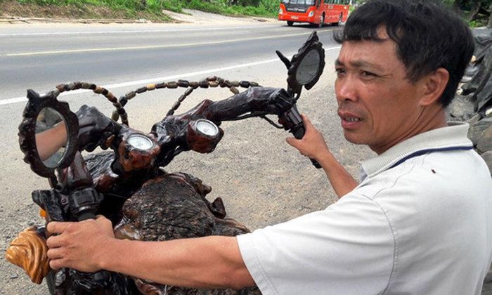 Chiếc xe này có đầy đủ đèn chiếu hậu, xi-nhan, và các phụ kiện đi kèm như: thắng, đề, bàn đạp, còi đầy đủ không khác một chiếc xe mô tô bình thường. Điều độc đáo ở đây là chiếc xe được làm từ 4 loại gỗ như: gõ, sao, bằng lăng, trai,... Chiếc xe được hoàn thành trong vòng 4 tháng, tốc độ tối đa 175 km/giờ. (Ảnh: Người lao động)