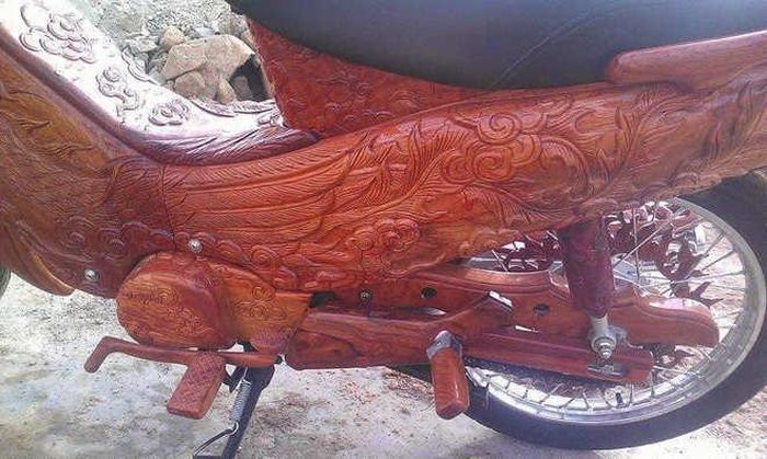 Thân xe được khắc trổ hình ảnh long, phụng rất mềm mại, đậm chất văn hóa Việt. (Ảnh: Dân Việt)