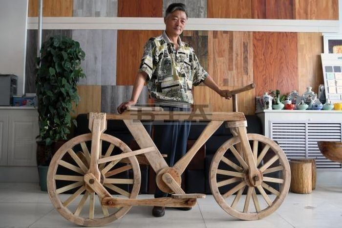 Năm 2018, ông He Yong, một thợ mộc người Trung Quốc, đã chế tạo một chiếc xe đạp hoàn toàn bằng gỗ, đẹp và có thể hoạt động bình thường. Chiếc xe đạp độc đáo này dài 1,8m và cao chưa đến 1m, được chế tạo từ gỗ cây óc chó và cây đu trong thời gian hơn 2 tháng. Tất cả các bộ phận, từ ghi đông, yên, bánh xe đến hệ thống truyền động đều làm bằng gỗ. (Ảnh bta.bg)