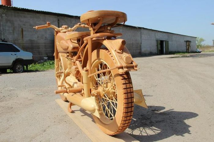 Mọi chi tiết của chiếc xe đều được chế tác chính xác, tinh xảo không khác với phiên bản thật. Từ chiếc ốc vít, ống dẫn nhiên liệu, mắt xích tới nan hoa và dây dẫn điện, đều được Yuri tỉ mỉ gọt dũa. (Ảnh: Autoevolution).