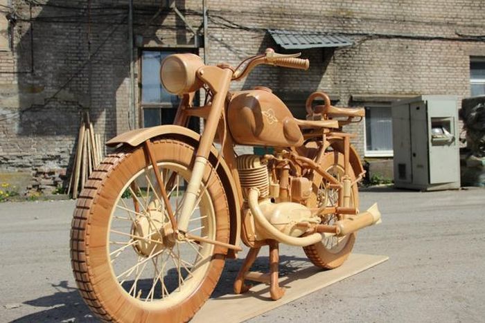 Chiếc xe máy độc đáo này được chế tạo từ gỗ thông và sồi. (Ảnh: Autoevolution).