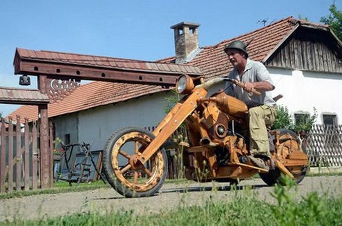 Trước đó, vào năm 2012, ông Istvan Puskas, 52 tuổi, một thợ lái máy cày sống tại Hungary đã chế tạo ra một chiếc xe máy bằng gỗ rất độc đáo và thu hút được sự chú ý của rất nhiều người. (Ảnh: stuff)