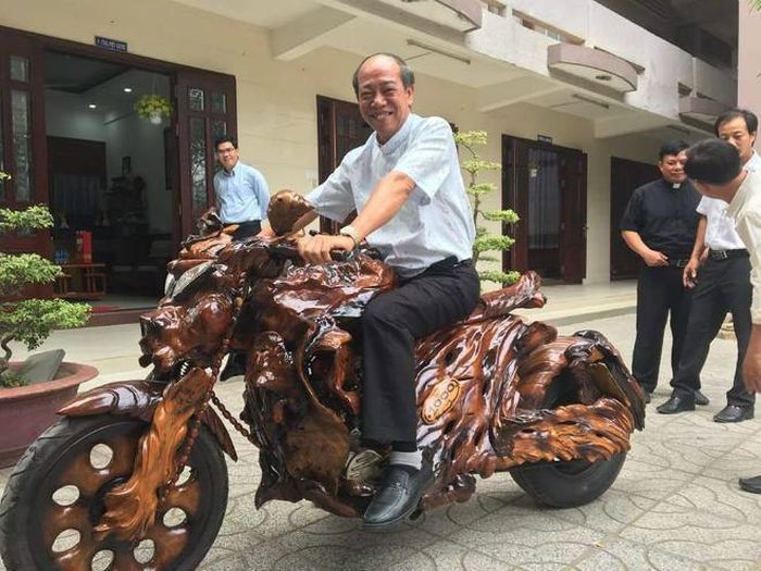Vào đầu năm nay, hình ảnh chiếc môtô với dàn áo bằng gỗ chạm trổ nhìn rất độc lạ xuất hiện trên các diễn đàn mạng xã hội gây chú ý của rất nhiều người. Chủ nhân của hình ảnh về chiếc xe này tiết lộ, đây là sản phẩm môtô độ của một cha xứ. Chiếc xe đã được thay toàn bộ lớp vỏ từ thân, ốp phuộc, tấm chắn bùn và cả phần chấu xe để ốp gỗ. Các thớ gỗ được cắt gọt, chạm khắc với những đường nét bắt mắt, có những điểm nhấn ở phần đầu xe và thân xe tạo ra một hình thù khá độc đáo của xế độ này. Cùng với đó là các nếp uốn lượn tạo hình gỗ tự nhiên. (Ảnh: Dân Việt)