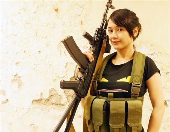  Nữ chiến binh trẻ trung vác súng trường tấn công AK-74 có tay cầm tròn. Ảnh: Miifotos. 