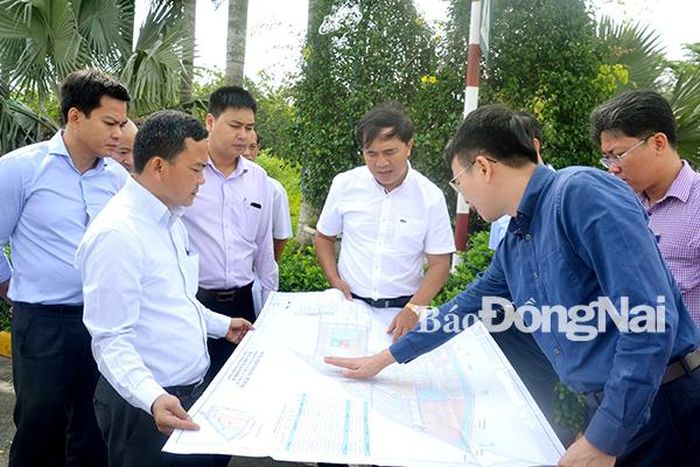 Đoàn công tác của Bộ Xây dựng do Thứ trưởng Lê Quang Hùng (áo trắng, giữa) kiểm tra khu vực xây dựng khu tái định cư cho dự án Sân bay Long Thành