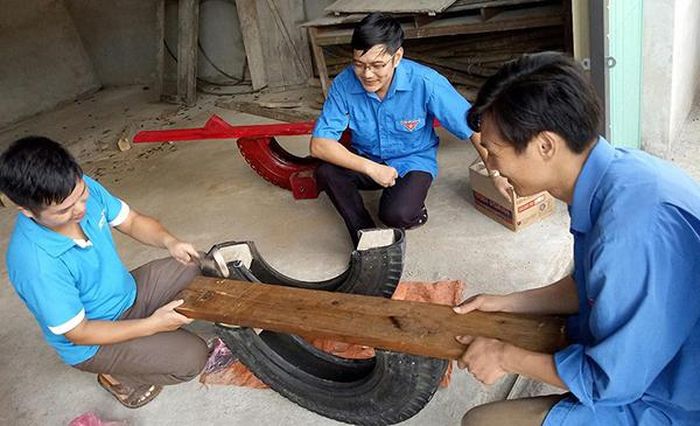 Đoàn viên tận dụng lốp xe cũ để làm đồ chơi cho trẻ em.