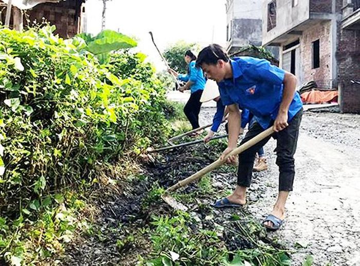 Đoàn viên, thanh niên tích cực tham gia dọn vệ sinh môi trường.
