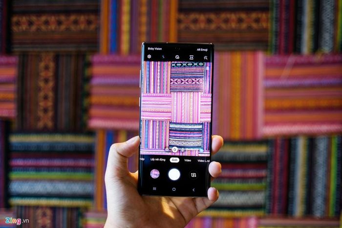 Giao diện chụp ảnh của máy giống trên Galaxy S10 với các biểu tượng rừng cây, cây và lá cây tương ứng với siêu rộng, rộng và tele. Đồng thời AI trên camera của Galaxy Note10+ nhận diện bối cảnh với biểu tượng nằm ở góc phải.
