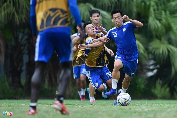 Ở buổi họp báo trước trận, HLV Yazguly Hodjageldiev của đội khách chia sẻ ông ấn tượng nhất với đội trưởng Nguyễn Văn Quyết. Tiền đạo sinh năm 1991 đang có phong độ tốt ở giai đoạn lượt về V.League 2019 và là chỗ dựa trên hàng công của CLB Hà Nội bên cạnh Pape Omar.