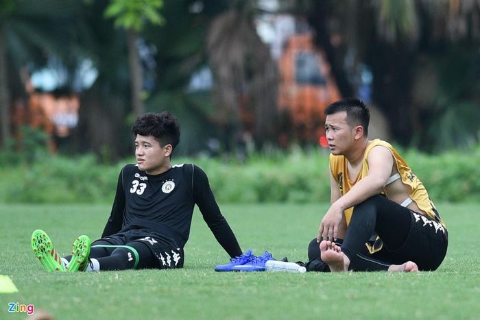 Ở ngoài sân, Văn Công cùng Minh Long theo dõi màn trình diễn của các đồng đội. Với phong độ ổn định, nhiều khả năng Văn Công tiếp tục là sự lựa chọn số một của HLV Chu Đình Nghiêm ở trận đấu trên sân Hàng Đẫy.
