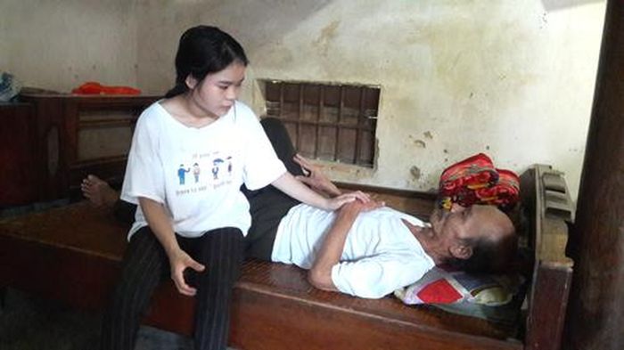 Những lúc mẹ vắng nhà, Hoa lại thay mẹ chăm sóc bố.