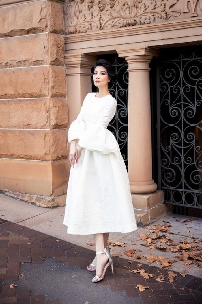 Thanh lịch thuần khiết với chiếc đầm Puffet Dress màu trắng làm cho siêu mẫu trở nên cổ điển sang trọng nhưng không kém phần nữ tính.