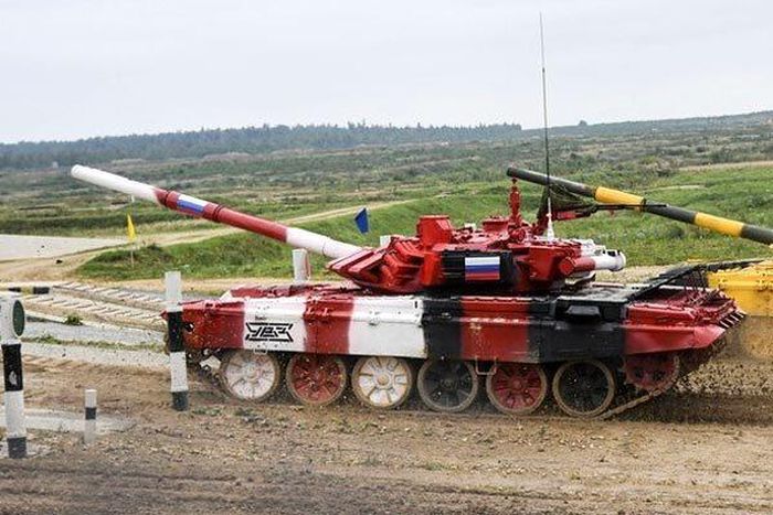 Đội Nga thi đấu trên xe tăng sơn màu đỏ tại trận chung kết. Ảnh: Sputnik