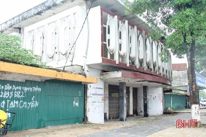 Tòa nhà điều hành khu chợ cũ Hồng Lĩnh nằm bám mặt tiền đường Quốc lộ 1A, trước mặt vòng xuyến trung tâm của thị xã Hồng Lĩnh đang xuống cấp, hư hỏng