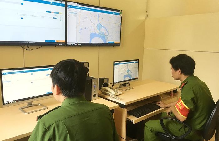 Theo dõi tại trung tâm chỉ huy và tiếp nhận các cuộc gọi báo cháy