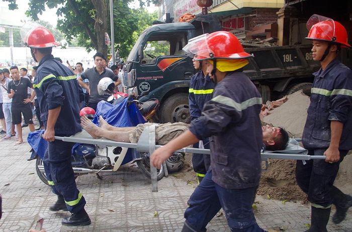 Cứu hộ nạn nhân bị thương trong vụ sập nhà hàng ăn uống tại phường Nông Trang