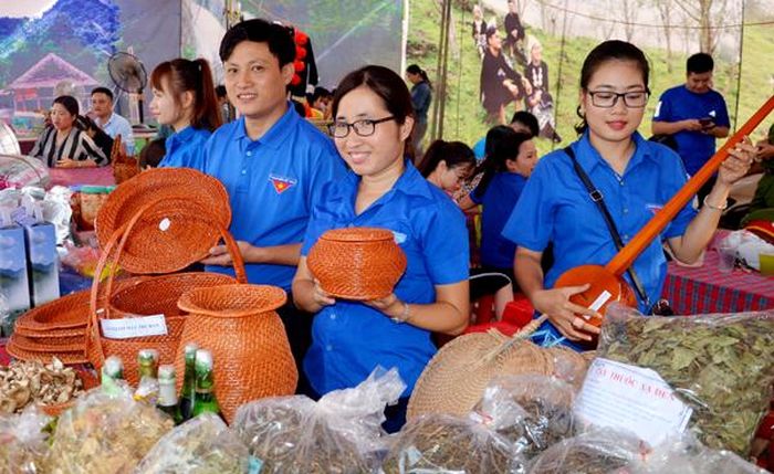 Đoàn viên, thanh niên các xã, thị trấn giới thiệu sản phẩm đến du khách.