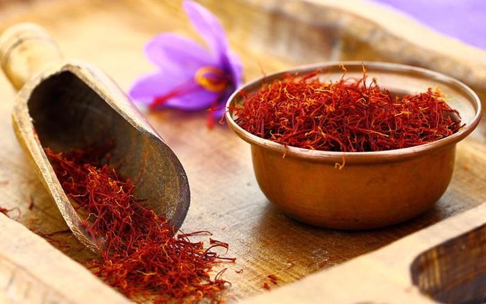  Trên thị trường, nhụy nghệ tây hảo hạng có giá khoảng 3.000 USD cho khoảng 1 kg, khiến cho Saffron thậm chí còn đắt hơn vàng. 