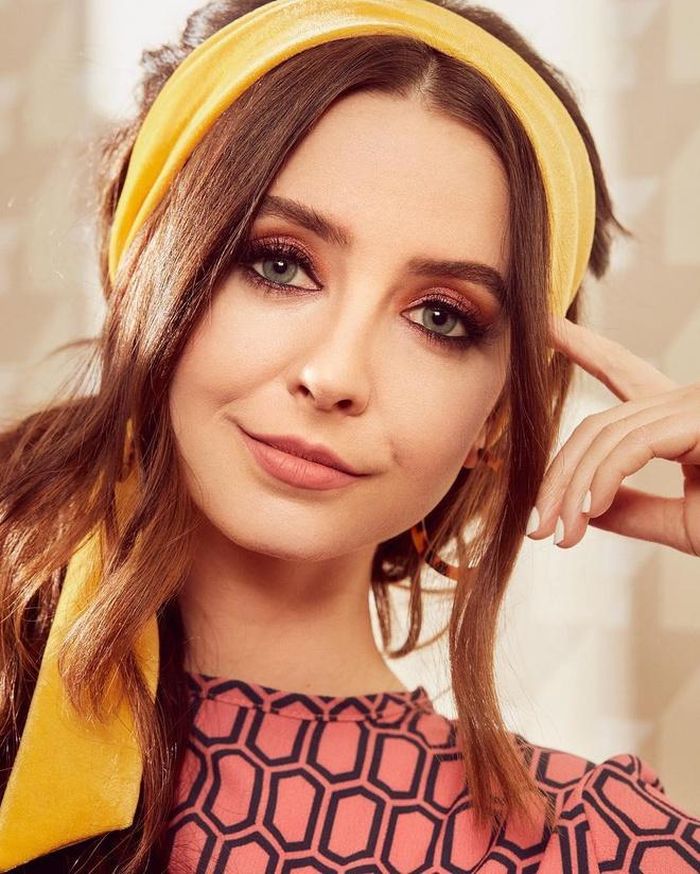  Zoella còn được xem là beauty blogger đại diện cho cả nước Anh và truyền cảm hứng cho nhiều phụ nữ. Năm 2014, The Telegraph xếp cô vào danh sách 40 beauty blogger đình đám. Năm 2015, Grazia gọi cô là Người phụ nữ truyền cảm hứng nhiều nhất thập niên. Cũng trong năm này, FHM đưa nữ beauty blogger vào danh sách "Những người phụ nữ hấp dẫn nhất hành tinh". Hiện, cô vẫn đều đặn làm vlog.