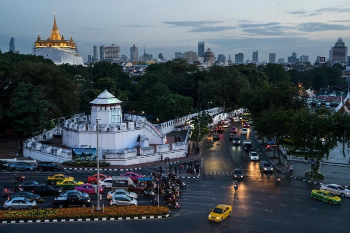 Theo khảo sát của ngân hàng Credit Suisse, Thái Lan có mức bất bình đẳng cao nhất trong số 40 nền kinh tế lớn được khảo sát năm 2018. Điều kỳ lạ ở Thái Lan là người nghèo lại đối diện rủi ro tử vong vì tai nạn giao thông nhiều hơn là những người giàu và quen biết rộng. Đường sá Thái Lan được tráng nhựa và phù hợp để di chuyển với tốc độ cao. Người giàu và tầng lớp trung lưu đang lên của nước này thường mua các mẫu ôtô mới và nhanh. Trong khi đó, nhiều gia đình nghèo chỉ mua xe máy cùng với nón bảo hiểm kém chất lượng. Ảnh: New York Times.