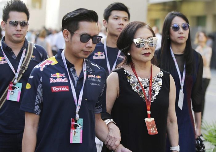 "Rõ ràng tại Thái Lan, đường sá không phải là nơi an toàn cho mọi người tham gia giao thông. Dù là ôtô, xe gắn máy hay người đi bộ, an toàn giao thông phải được xem xét cho mọi người dân bất kể khác biệt về thu nhập", Evelyn Murphy, chuyên gia về phòng tránh chấn thương ngoài ý muốn của WHO, nhận định. Trong ảnh, Vorayuth Yoovidhya đi cùng mẹ mình là bà Daranee và gia đình dự giải đua xe F1 Grand Prix ở Abu Dhabi năm 2016. Ảnh: AP.