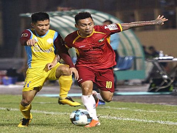 Sanna Khánh Hòa BVN (vàng) chỉ biết tự trách mình khi để thua SLNA. Ảnh: VPF