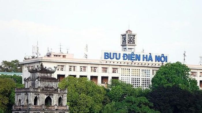 .... và tấm biển “Bưu điện Hà Nội” trước đây