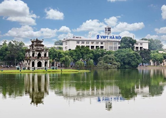Tòa nhà Bưu điện với tấm biển tên “VNPT Hà Nội” hiện tại