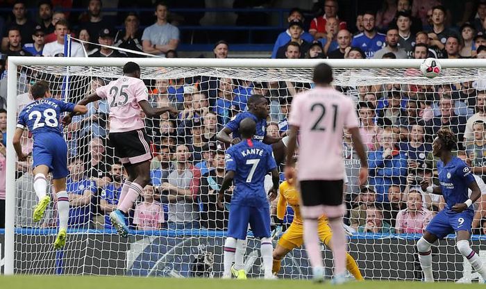 Azpilicueta (ngoài cùng bên trái) chọn sai vị trí để Ndidi đánh đầu gỡ hòa.