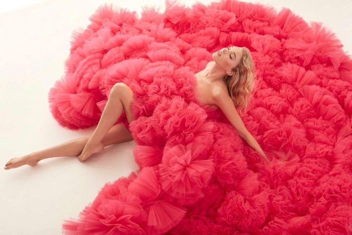 Elsa Hosk thả dáng gợi cảm trong một thiết kế bồng xòe hút mắt.