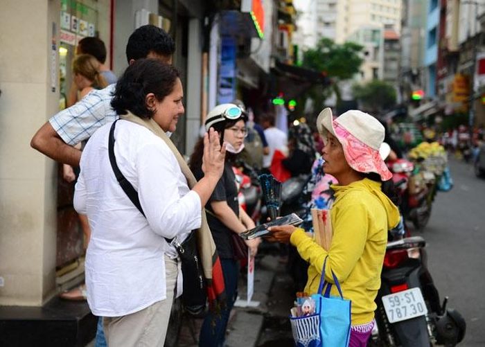 Người bán hàng rong chèo kéo khách du lịch ở khu vực Bến Thành (TP HCM)