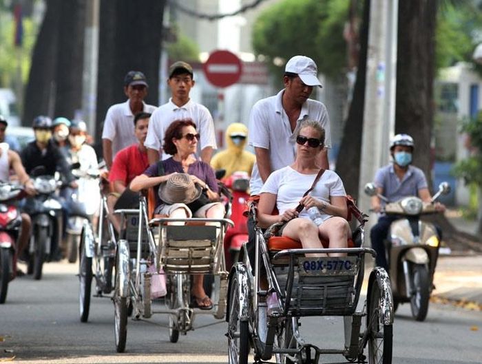 Du khách quốc tế tham quan TP HCM bằng xe xích lô