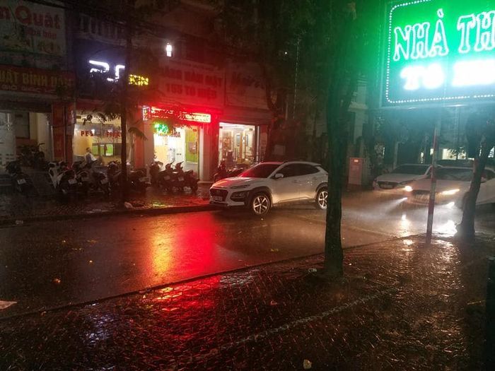 2h chiều, trời tối như ban đêm
