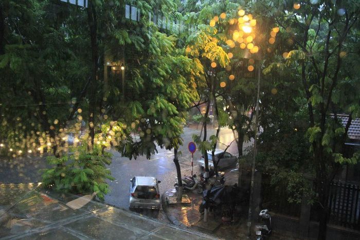 Hàng quán, nhà dân cũng phải bật đèn chiếu sáng bên ngoài lúc ban chiều 