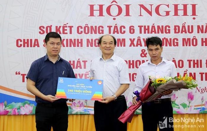 Trong năm học 2019 - 2020, Hệ thống học mãi tiếp tục thực hiện trao 300 suất học bổng trực tuyến cho Hội Khuyến học Nghệ An. Ảnh: Đức Anh