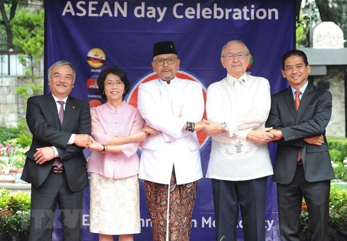 Các đại sứ Malaysia, Indonesia, Philippines, Thái Lan và Việt Nam, cùng đại diện Bộ Ngoại giao Mexico chụp ảnh chung. (Ảnh: Lưu Việt Hùng/TTXVN)