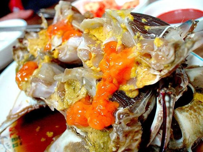 Món cua sống thách thức những thực khách lần đầu thưởng thức.