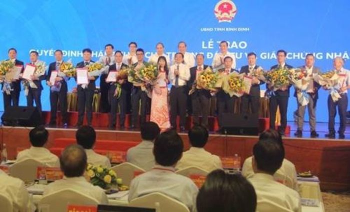 Thủ tướng chứng kiến lãnh đạo tỉnh Bình Định trao giấy chứng nhận đầu tư tại hội nghị