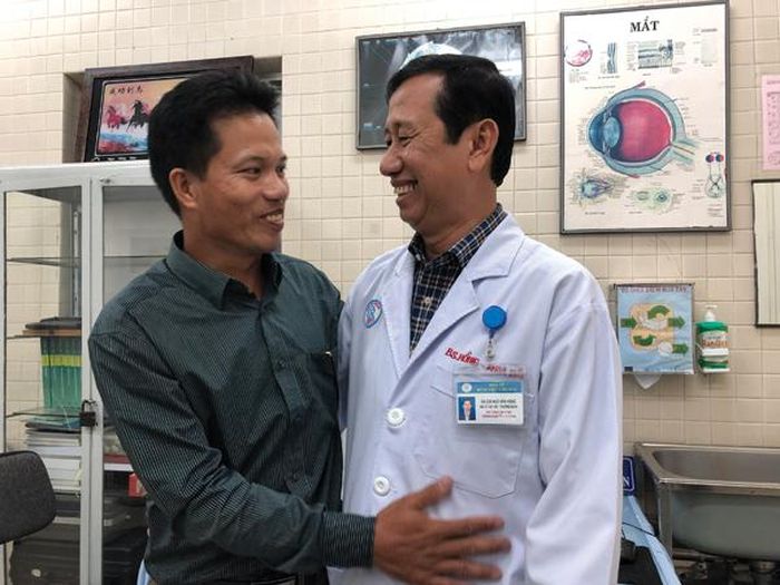 Nụ cười hạnh phúc của cả bệnh nhân và bác sĩ khi bệnh nhân đã được nhìn ánh sáng từ những trái tim thiện lành