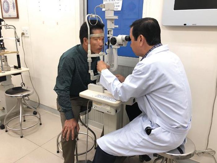 Kiểm tra mắt cho bệnh nhân