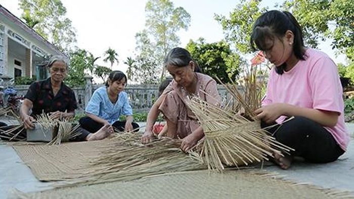 Các em nhỏ tham gia đan cùng bà.