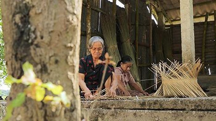 Đan là công việc chính của phụ nữ làng Phò Trạch.