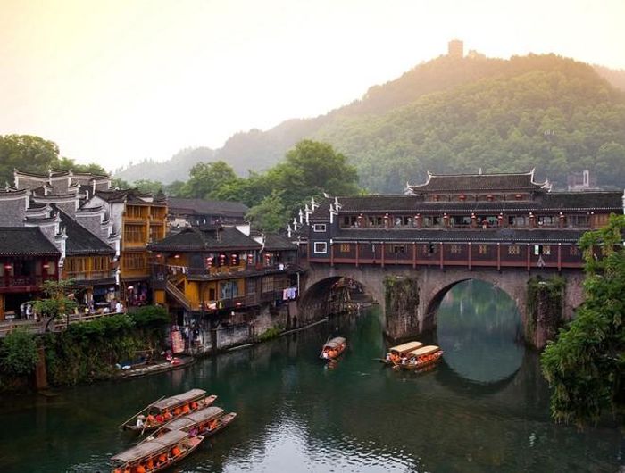  Phượng Hoàng cổ trấn lưu giữ nhiều thành quách, đền chùa, những dãy phố, nhà cổ dọc dòng Đà Giang 