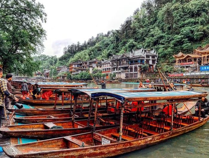  Khám phá Phượng Hoàng cổ trấn bằng thuyền trên sông Đà Giang là trải nghiệm thú vị không thể bỏ qua khi tới đây 